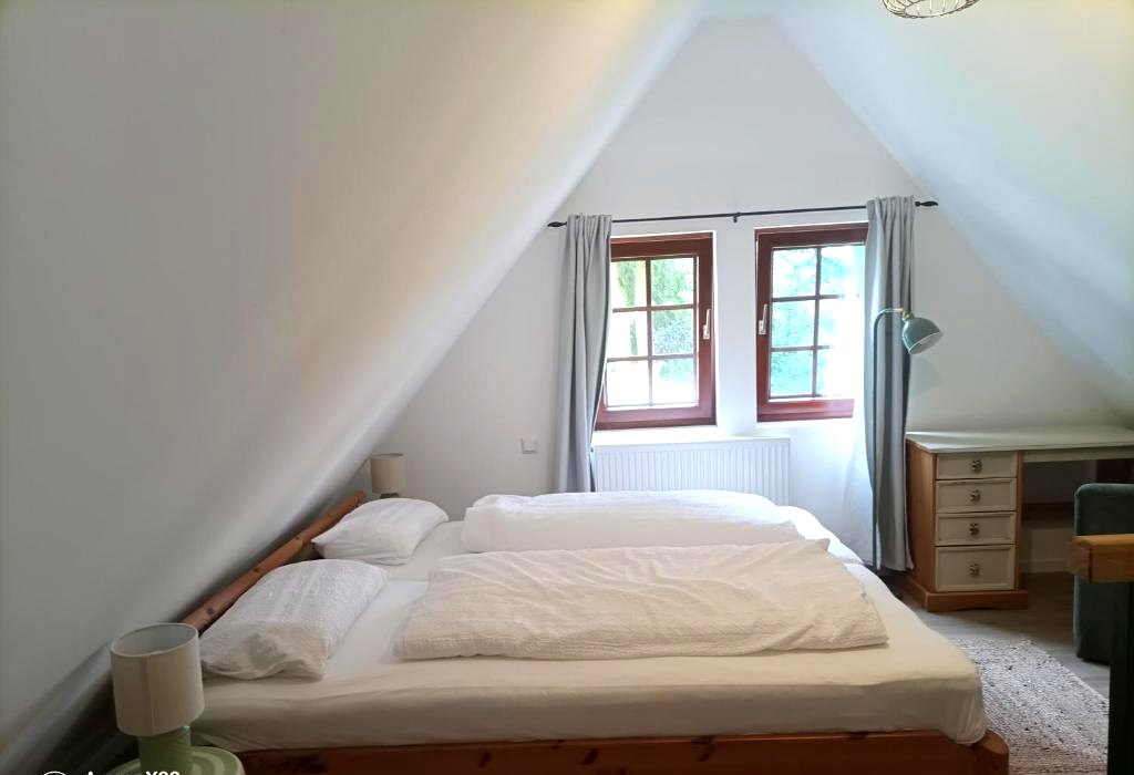 Helles Schlafzimmer unter dem Dach mit Doppelbett