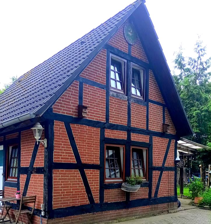 The Red House – Fachwerkhaus mit roten Ziegeln und dunklen Balken