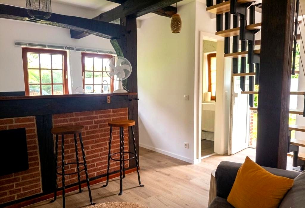 Wohnraum mit Bartresen aus Ziegeln und Treppe